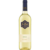 Eine Flasche Bodegas El Meson Rioja Blanco 2024, ein spanischer Weißwein aus der Viura-Traube, ist mit einem blau-goldenen Etikett auf einfarbigem Hintergrund versehen.