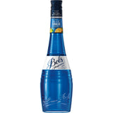 Die blaue 0,7-Liter-Glasflasche Bols Blue Curacao 21% von Bols mit weiß-blauem Etikett verleiht Cocktails eine leuchtende Farbe und orangefarbenen Geschmack.