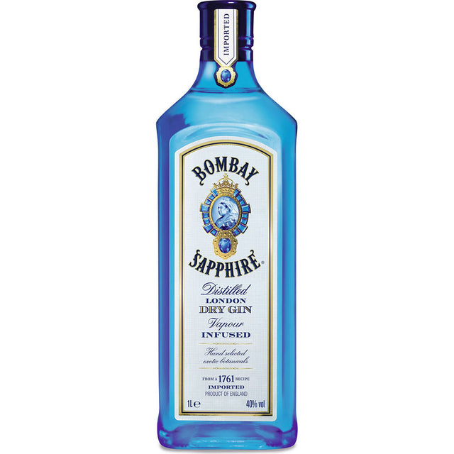 Eine blaue 1-Liter-Flasche Bombay Sapphire East London Dry Gin (40%) mit einem weißen Etikett mit blauen Akzenten und einzigartigen exotischen Botanicals von Bombay Sapphire Gin.