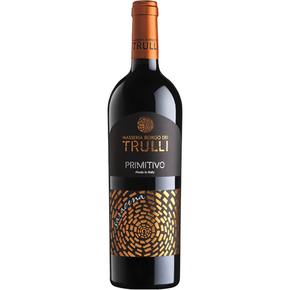 Eine Flasche Masseria Borgo dei Trulli Primitivo Saracena IGP 2023 Rotwein, mit einem stilvollen schwarz-goldenen Etikett, das die Eleganz des italienischen Rotweins repräsentiert.