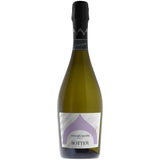 Eine 0,75-Liter-Flasche „Botter Cuvée Vino Spumante Brut“ von Botter mit schwarzem Folienverschluss und einem weiß-violetten Etikett, hergestellt aus einer Cuvée aus Glera- und Chardonnay-Trauben.