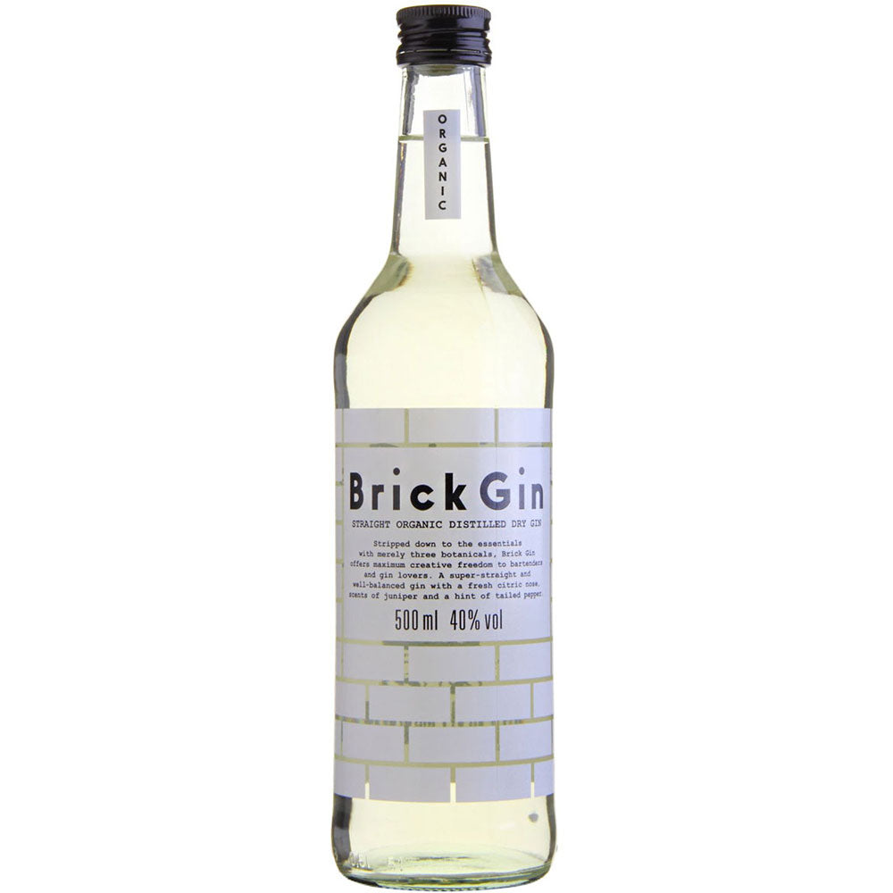 Eine durchsichtige 1-Liter-Flasche Brick Bio Gin (40% Alkohol) von Brick Gin, mit weißem Etikett mit Ziegelsteinmuster und schwarzem Verschluss.