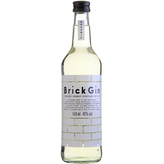 Eine durchsichtige 1-Liter-Flasche Brick Bio Gin (40% Alkohol) von Brick Gin, mit weißem Etikett mit Ziegelsteinmuster und schwarzem Verschluss.