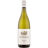 Eine Flasche Bründlmayer Chardonnay Reserve Ried Steinberg 2022 von Bründlmayer mit ihrem weißen Etikett wird elegant vor einem schlichten Hintergrund präsentiert.