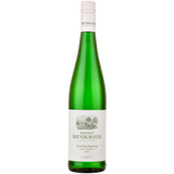 Eine grüne Glasflasche mit dem Weißwein „Bründlmayer Grüner Veltliner Ried Berg Vogelsang DAC 2023“, versehen mit einem weißen Etikett und einer weißen Kappe, ist vor einem weißen Hintergrund abgebildet und verkörpert den raffinierten Charakter des Kamptal DAC.