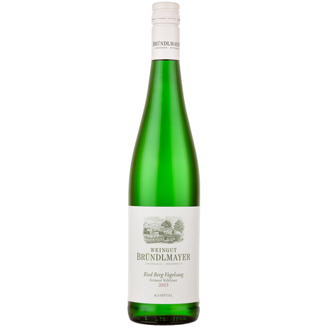Eine grüne Glasflasche mit dem Weißwein „Bründlmayer Grüner Veltliner Ried Berg Vogelsang DAC 2023“, versehen mit einem weißen Etikett und einer weißen Kappe, ist vor einem weißen Hintergrund abgebildet und verkörpert den raffinierten Charakter des Kamptal DAC.