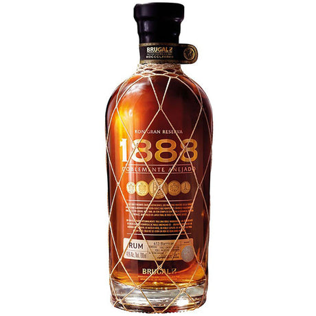 Eine 0,7-Liter-Flasche Brugal Rum 1888 Superior (40%) mit goldener Beschriftung und netzartigem Deckel steht für erstklassigen dominikanischen Rum, der nach dem Double-Ageing-Verfahren hergestellt wird.
