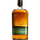Eine 0,7-Liter-Flasche Bulleit 95 Rye Frontier Whiskey (45%) von Bulleit Frontier Whiskey mit grünem Etikett und geprägtem Glasschriftzug, hergestellt durch Destillation in kleinen Mengen.