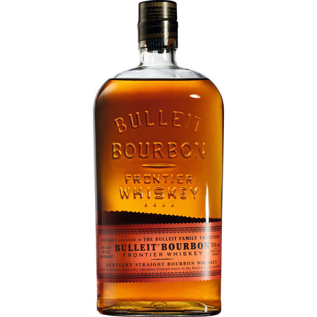 Eine 0,7-Liter-Flasche Bulleit Bourbon Frontier Whiskey 45% mit einer bernsteinfarbenen Flüssigkeit und geprägtem Etikett.
