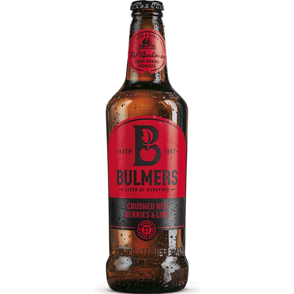 Eine gekühlte Bulmers Cider Red Berries 0,568l Flasche mit Kondenswasser auf weißem Hintergrund, die den erfrischenden Geschmack dieses beliebten Apfelweins der bekannten Marke Bulmers unterstreicht.