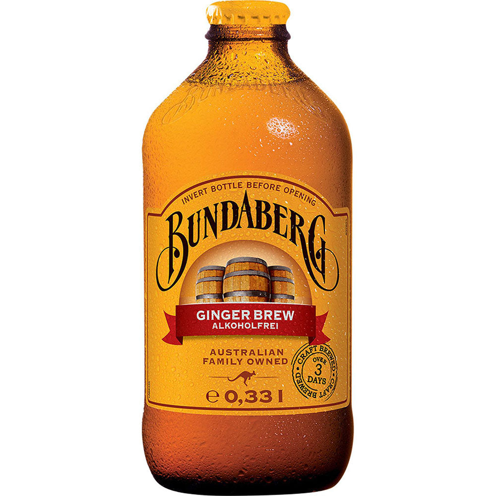 Eine Bundaberg Ginger Brew 20x 0,33 Liter (MEHRWEG) Flasche mit Kondenswasser und frechem Bundaberg Branding - dieser alkoholfreie Premium-Getränk ist die perfekte Ingwerlimonade für erfrischenden Genuss.