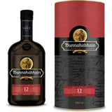 Eine Flasche Bunnahabhain 12 Jahre Single Malt Scotch Whisky 46,3% 0,7 Liter steht neben der passenden zylindrischen Verpackung.