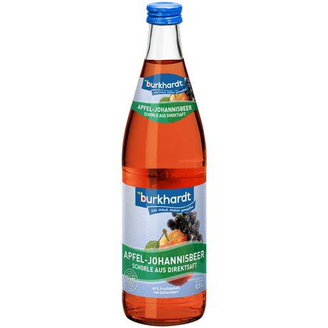 Eine Glasflasche Burkhardt Apfel-Johannisbeerschorle 10x 0,5 Liter (MEHRWEG) von Burkhardt Fruchtsäfte mit blauem Verschluss und grünem Etikett, hergestellt aus Früchten der Streuobstwiesen Schwäbische Alb.