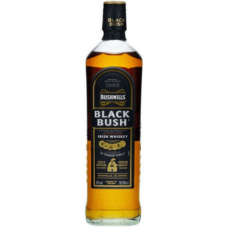 Eine 0,7-Liter-Flasche Bushmills Black Bush Irish Whiskey (40%) mit dem charakteristischen schwarz-goldenen Etikett der Marke auf weißem Hintergrund.