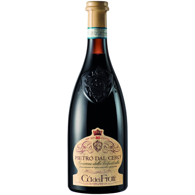 Eine Flasche Cà dei Frati Pietro dal Cero Amarone della Valpolicella DOCG 2018 Rotwein mit goldenem Etikett und einem geprägten Wappen auf dem Glas, das die Eleganz dieses herausragenden Jahrgangs verkörpert.