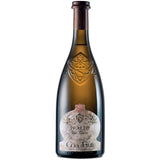Eine Flasche „Cà dei Frati Pratto Vino Bianco IGT 2024“ mit dekorativem Etikett und geprägter Glasoberfläche – diese elegante Weißwein-Cuvée von Cà dei Frati bringt die Handwerkskunst und die Tradition ihrer Herkunft am Gardasee auf wunderschöne Weise zum Ausdruck.