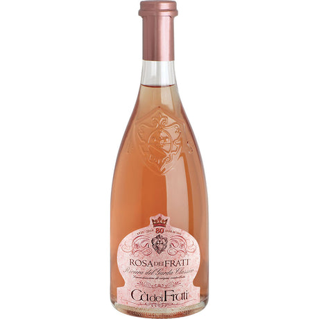 Eine Flasche Cà dei Frati Rosa dei Frati Riviera del Garda Classico DOC 2024 mit rosafarbenem Etikett und in Folie eingeschweißtem Hals.