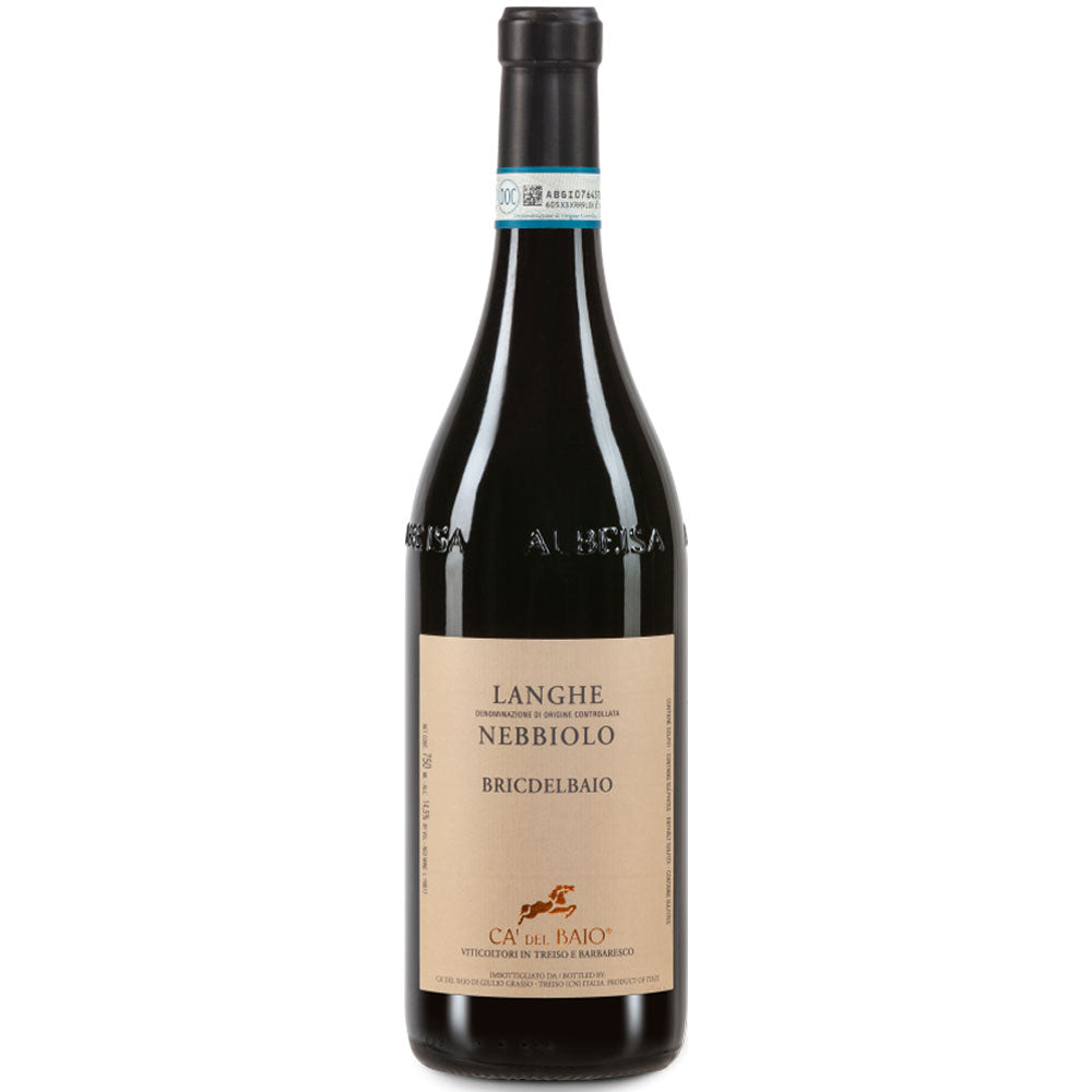 Eine Flasche Ca' del Baio Bric del Baio Nebbiolo Langhe DOC 2023 mit beigem Etikett und dunkelblauer Folie am Hals.