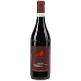 Eine Flasche Ca' del Baio Red Label Nebbiolo Langhe DOC 2023 mit dunklem Etikett und kastanienbrauner Folie am Hals.
