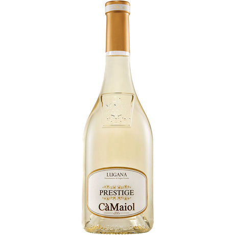 Eine Flasche Cà Maiol Prestige Lugana DOP 2025 von Cà Maiol, ein eleganter italienischer Weißwein aus der Rebsorte Trebbiano di Lugana, mit einem goldenen Folienverschluss und einem raffinierten weiß-goldenen Etikett.