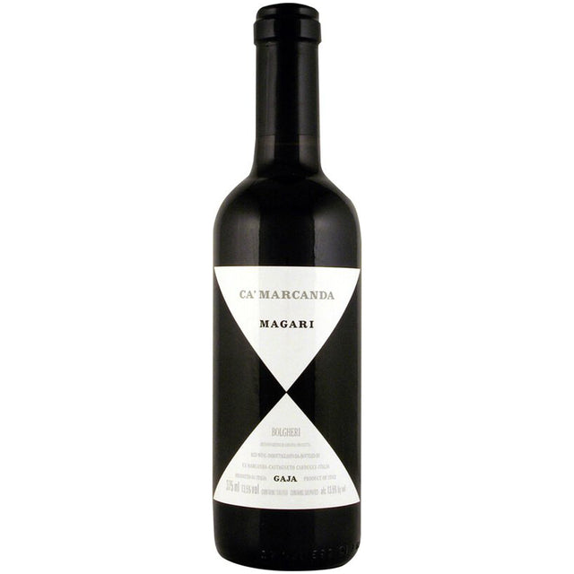 Hier ist eine überarbeitete Fassung Ihres Satzes unter Verwendung der bereitgestellten Produktdaten: Eine 0,375-Liter-Flasche Ca’Marcanda Magari Bolgheri DOC 2023, ein erlesener Rotwein von Ca’Marcanda, besticht durch ein markantes schwarz-weißes, geometrisches Etikett. Dieser Bolgheri verkörpert die Eleganz und Tiefe, die für die italienische Winzerkunst charakteristisch sind.