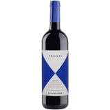 Eine Flasche Ca’Marcanda Promis Toscana IGT 2023 mit einem blau-weißen, geometrischen Etikett auf weißem Hintergrund – dieser hochgelobte Super-Tuscan von Ca’Marcanda verkörpert sowohl Eleganz als auch Innovation.