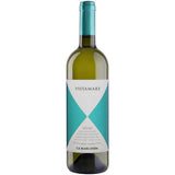 Eine Flasche Ca’Marcanda Vistamare Toscana IGT 2024 Weißwein von Ca’Marcanda mit einem geometrischen Etikett in Blaugrün und Weiß, das auf weißem Hintergrund abgebildet ist.