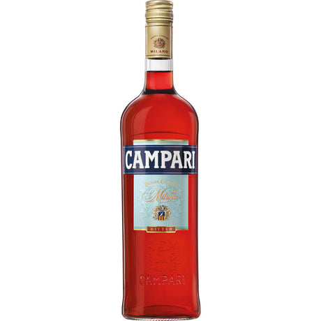 Campari Bitter 25% 1 Liter von Campari - ein leuchtend roter italienischer Aperitif mit blau-weißem Etikett und goldener Kappe, unverzichtbar für die Zubereitung klassischer Cocktails wie dem Negroni.