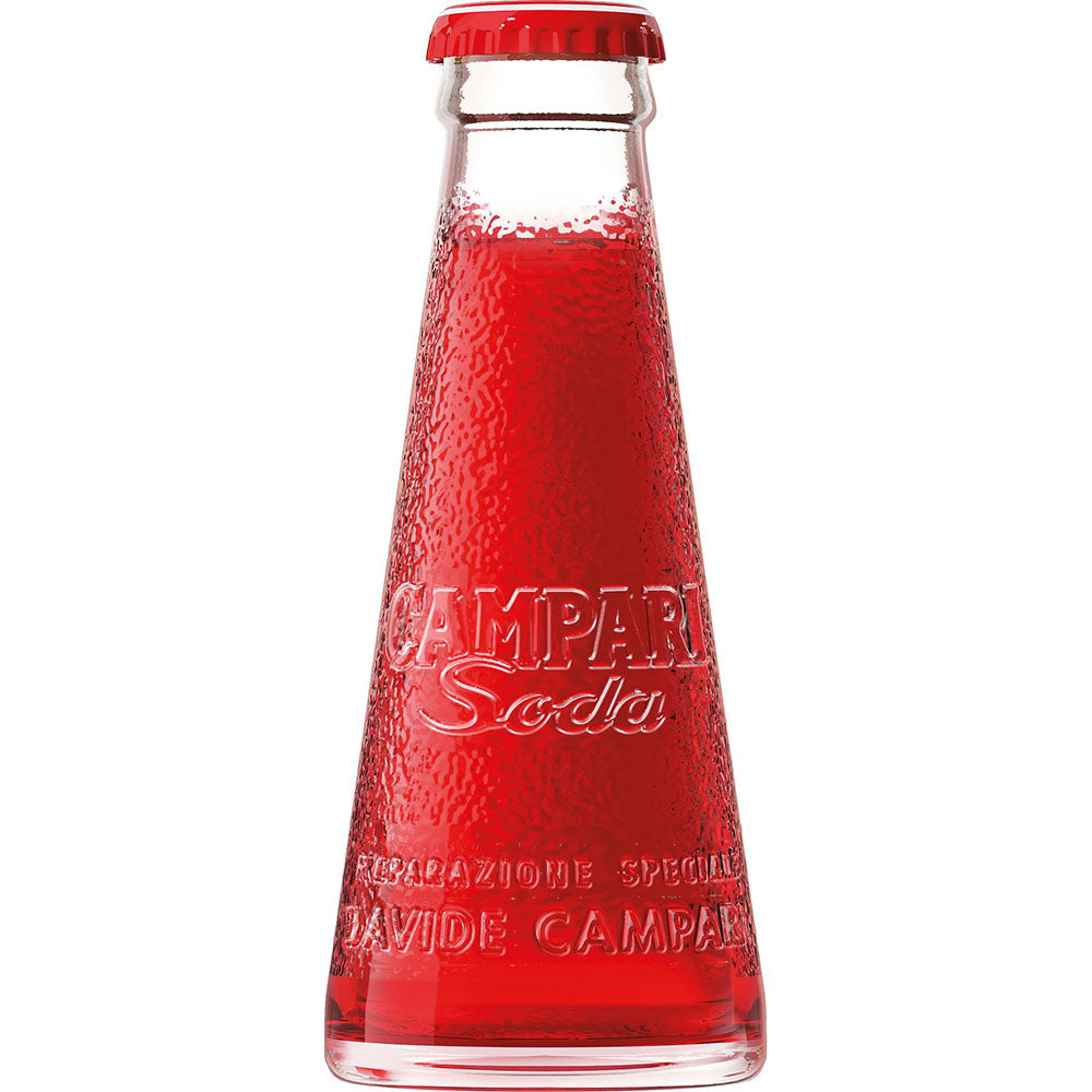 Der Campari Soda 0,098 Liter von Campari - eine klare, strukturierte Glasflasche mit rotem Aperitif und rotem Verschluss - fängt die Essenz der italienischen Aperitivo-Kultur in einem trinkfertigen Format ein.