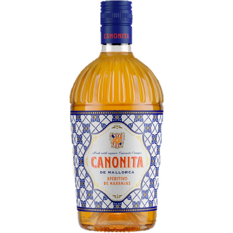 Eine 0,75-Liter-Flasche Canonita de Mallorca Aperitivo de Naranjas (18%), ein mallorquinischer Aperitif von Canonita, mit Orangenaroma und einem blau-weiß gemusterten Etikett und Verschluss.