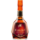 Eine 0,7-Liter-Flasche Carlos I Brandy Solera Gran Reserva 40% von Carlos I, mit einem goldenen Verschluss und einem Etikett mit dem Pferd-Reiter-Logo der Marke.