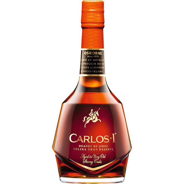 Eine 0,7-Liter-Flasche Carlos I Brandy Solera Gran Reserva 40% von Carlos I, mit einem goldenen Verschluss und einem Etikett mit dem Pferd-Reiter-Logo der Marke.