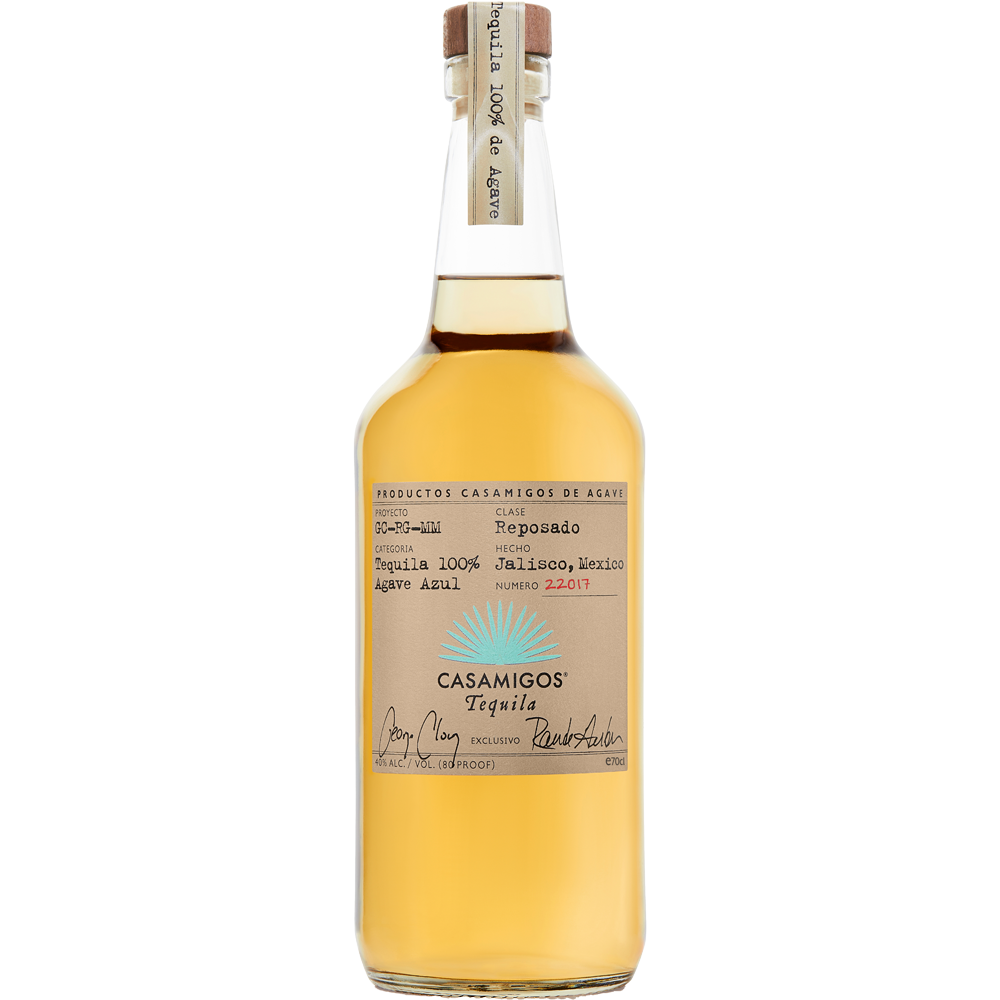Casamigos Tequila Reposado 40% 0,7 Liter mit hellbraunem Etikett und Holzkappe enthält hellgoldenen Tequila aus 100% blauer Weber-Agave für ein sanftes, erstklassiges Erlebnis.