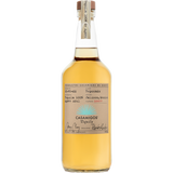 Casamigos Tequila Reposado 40% 0,7 Liter mit hellbraunem Etikett und Holzkappe enthält hellgoldenen Tequila aus 100% blauer Weber-Agave für ein sanftes, erstklassiges Erlebnis.