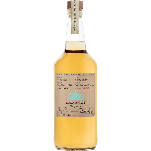 Casamigos Tequila Reposado 40% 0,7 Liter mit hellbraunem Etikett und Holzkappe enthält hellgoldenen Tequila aus 100% blauer Weber-Agave für ein sanftes, erstklassiges Erlebnis.