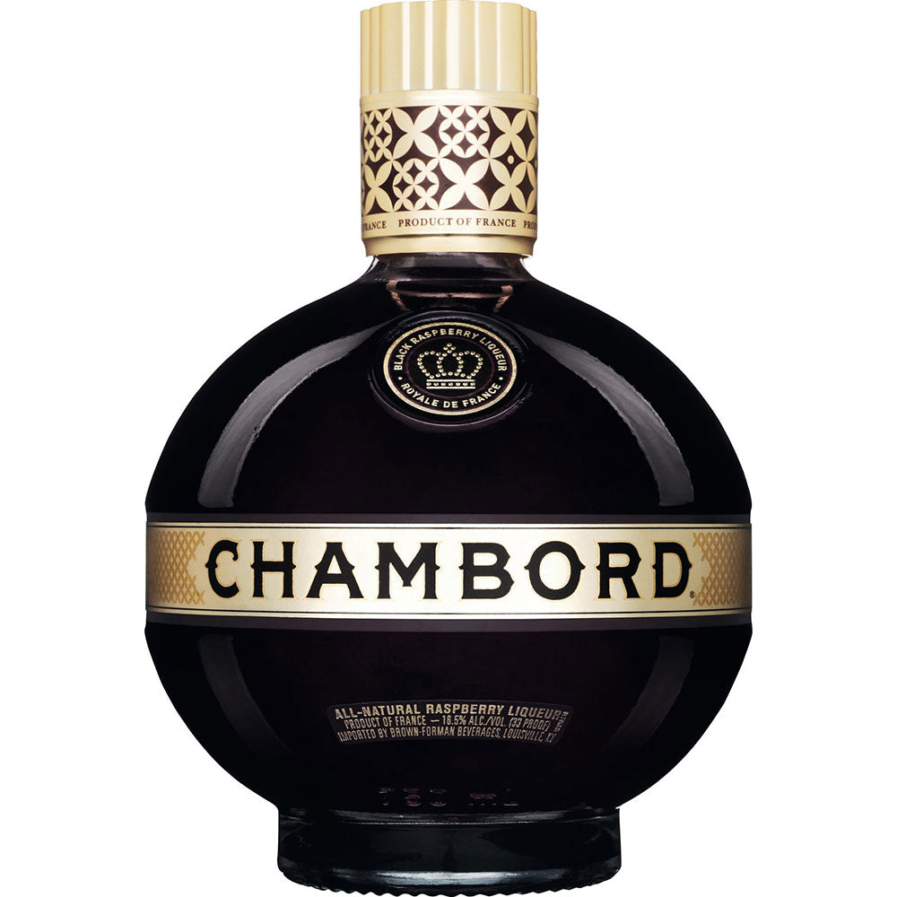 Eine runde Flasche Chambord Liqueur Royale de France 16,5% (0,5L), der berühmte französische Beerenlikör, in einem eleganten Design mit goldenem Etikett und schwarz-goldenen Akzenten.
