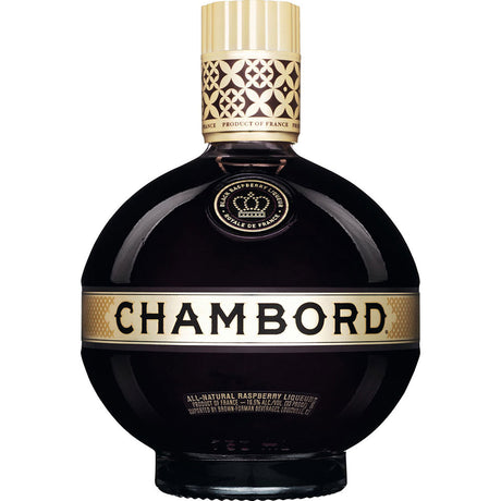 Eine runde Flasche Chambord Liqueur Royale de France 16,5% (0,5L), der berühmte französische Beerenlikör, in einem eleganten Design mit goldenem Etikett und schwarz-goldenen Akzenten.