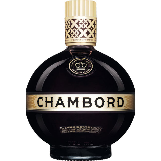 Eine runde Flasche Chambord Liqueur Royale de France 16,5% (0,5L), der berühmte französische Beerenlikör, in einem eleganten Design mit goldenem Etikett und schwarz-goldenen Akzenten.