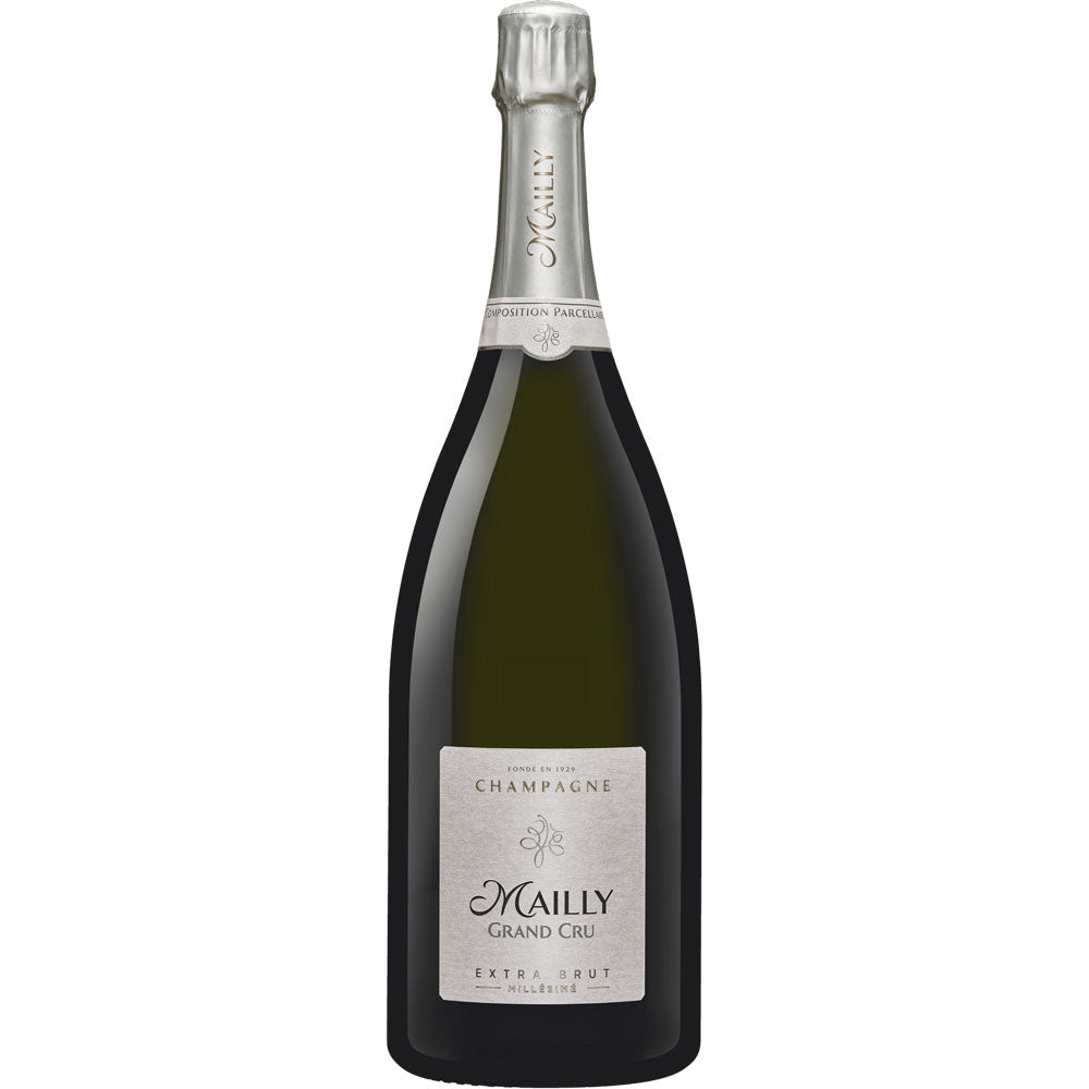 Eine Magnum (1,5 l) von Champagne Mailly Grand Cru Extra Brut Millesime 2018 mit einem auffälligen silbernen Etikett und Folie am Hals.