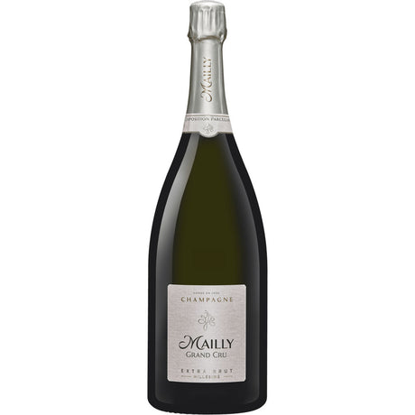 Eine Magnum (1,5 l) von Champagne Mailly Grand Cru Extra Brut Millesime 2018 mit einem auffälligen silbernen Etikett und Folie am Hals.