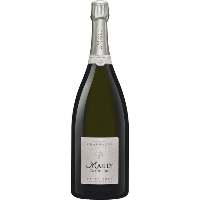 Eine Magnum (1,5 l) von Champagne Mailly Grand Cru Extra Brut Millesime 2018 mit einem auffälligen silbernen Etikett und Folie am Hals.