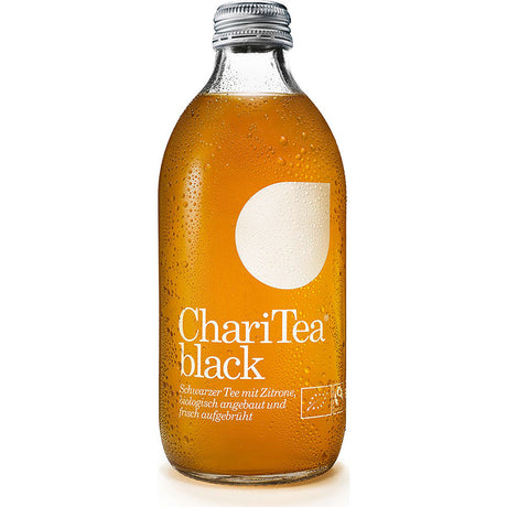 Eine Flasche ChariTea Black 20x 0,33 Liter (MEHRWEG) von ChariTea mit Kondensation auf der Außenseite und weißem Text auf dem Etikett.