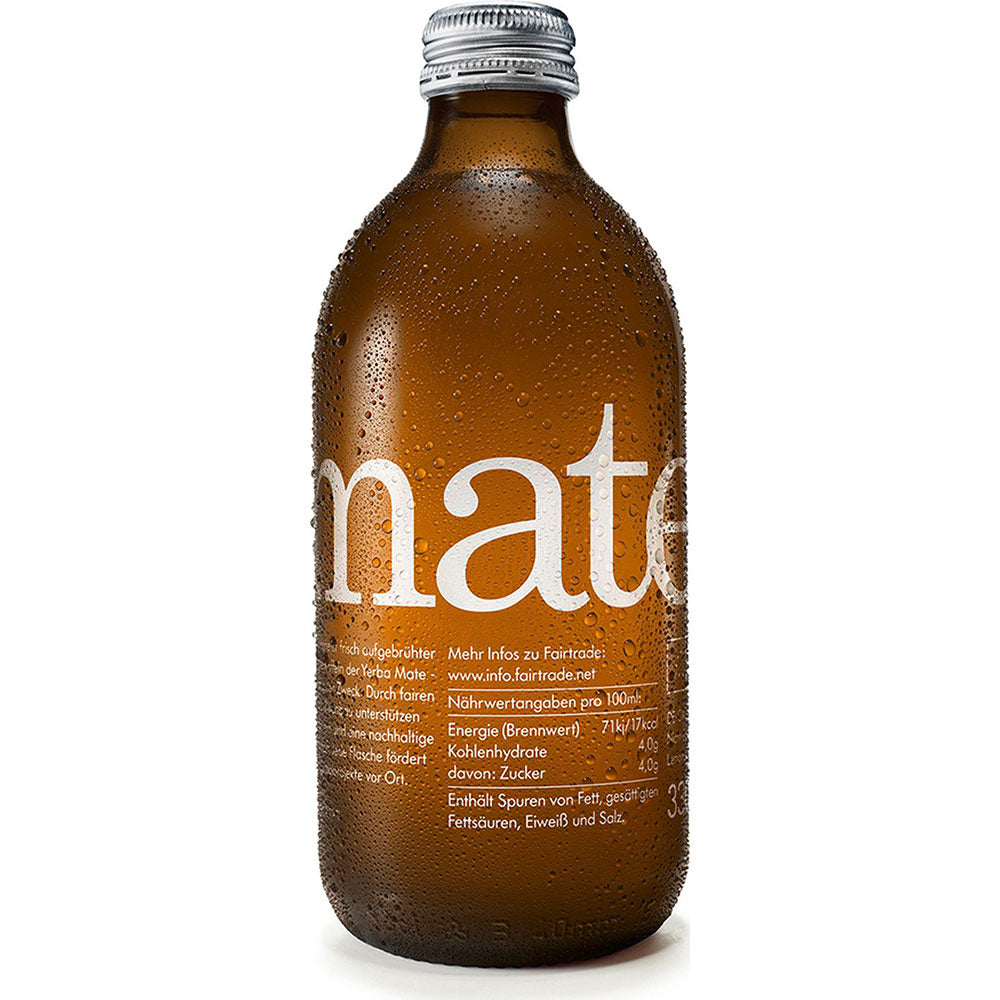 Braune Glasflasche mit Wassertropfen, Aufschrift "ChariTea Mate" in weißer Schrift, mit Nährwertangaben in Deutsch. Enthält Mate-Tee und unterstreicht die Fairtrade-Standards für ethische Beschaffung. Produkt: ChariTea Mate 20x 0,33L (MEHRWEG).