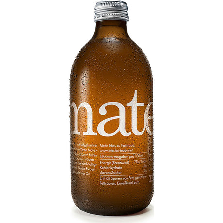 Braune Glasflasche mit Wassertropfen, Aufschrift "ChariTea Mate" in weißer Schrift, mit Nährwertangaben in Deutsch. Enthält Mate-Tee und unterstreicht die Fairtrade-Standards für ethische Beschaffung. Produkt: ChariTea Mate 20x 0,33L (MEHRWEG).