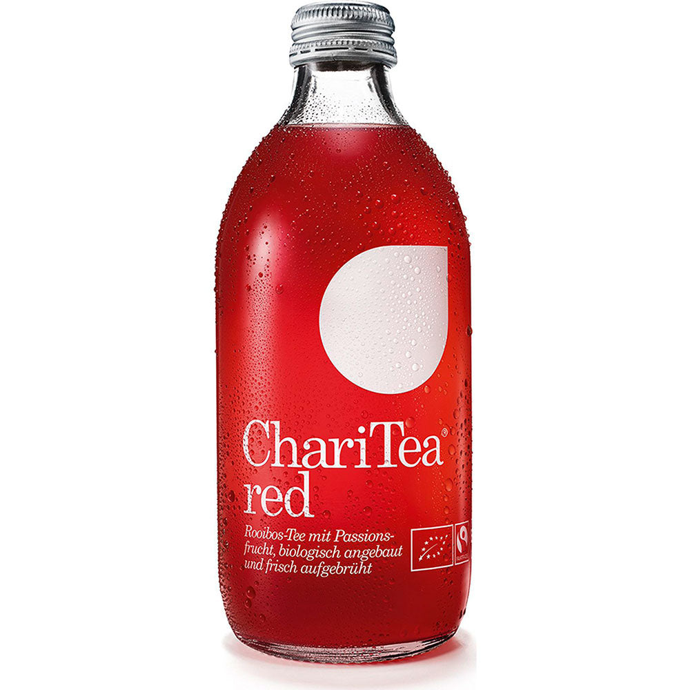 Eine Klarglasflasche ChariTea Red 0,33L (Mehrweg) von ChariTea, mit rotem Bio-Rooibos-Eistee mit Kondensation auf der Außenseite und natürlich koffeinfrei.