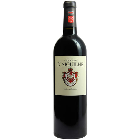 Eine Flasche Rotwein „Château d’Aiguilhe Castillon Côtes de Bordeaux AOC 2019“ vom Château d’Aiguilhe mit einem cremefarbenen Etikett, das auf der Vorderseite mit einem rot-goldenen Wappen verziert ist.
