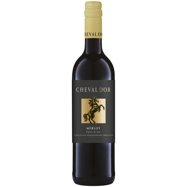 Eine Flasche Cheval D’Or Merlot Pays d’Oc IGP 2023, verziert mit dem markentypischen goldenen Pferdelogo auf einem schwarzen Etikett und abgerundet durch einen gelben Verschluss, verkörpert den vollmundigen Charakter der Weine aus dem Languedoc-Roussillon. Dieser elegante Wein von Cheval D’Or eignet sich ideal für jeden Anlass.