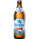 Eine braune Glasflasche Chiemseer Hell 20x 0,5 Liter (MEHRWEG) von Chiemseer, ein klassisches bayerisches Bier mit einem blau-weißen Etikett, das einen Löwen und eine Bergszene darstellt.