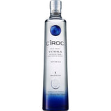 Eine hohe, klare, blau getönte Flasche Ciroc Vodka 40% 0,7 Liter der Marke Ciroc mit blauer und silberner Beschriftung steht aufrecht.