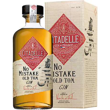 Eine 0,5-Liter-Flasche Citadelle No Mistake Old Tom Gin (46 %) von Citadelle steht neben der beige-roten Schachtel, auf die sie abgestimmt ist.